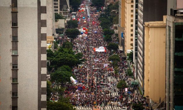 Bolsonaro ataca as liberdades democráticas, acaba com os direitos e entrega o país. Tomar as ruas contra Bolsonaro e Mourão. #ForaBolsonaro/Mourão