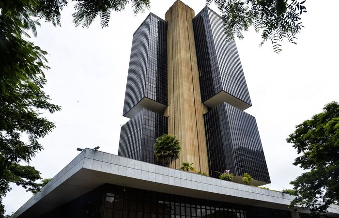 Grande imprensa engana a população sobre o aumento da dívida pública